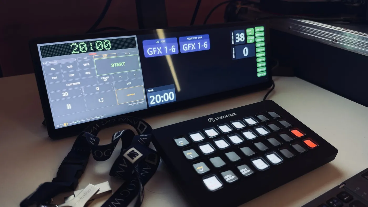 KUMA Timer and KUMA Dashboard side by side on a 2560x720 bar screen, with a Stream Deck in front